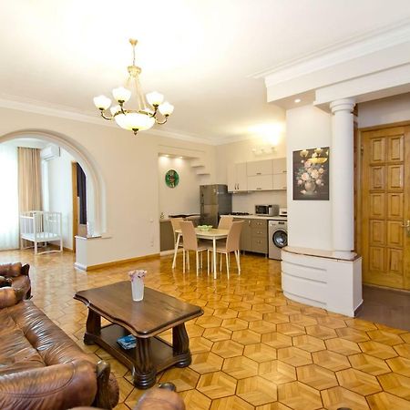 Seaside Luxury Apartment バトゥーミ エクステリア 写真