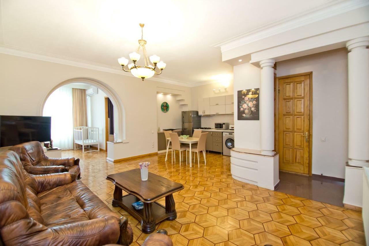 Seaside Luxury Apartment バトゥーミ エクステリア 写真
