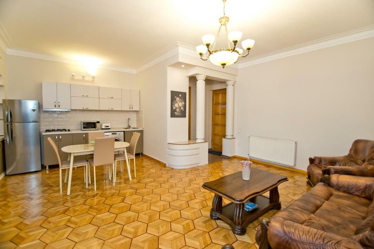 Seaside Luxury Apartment バトゥーミ エクステリア 写真