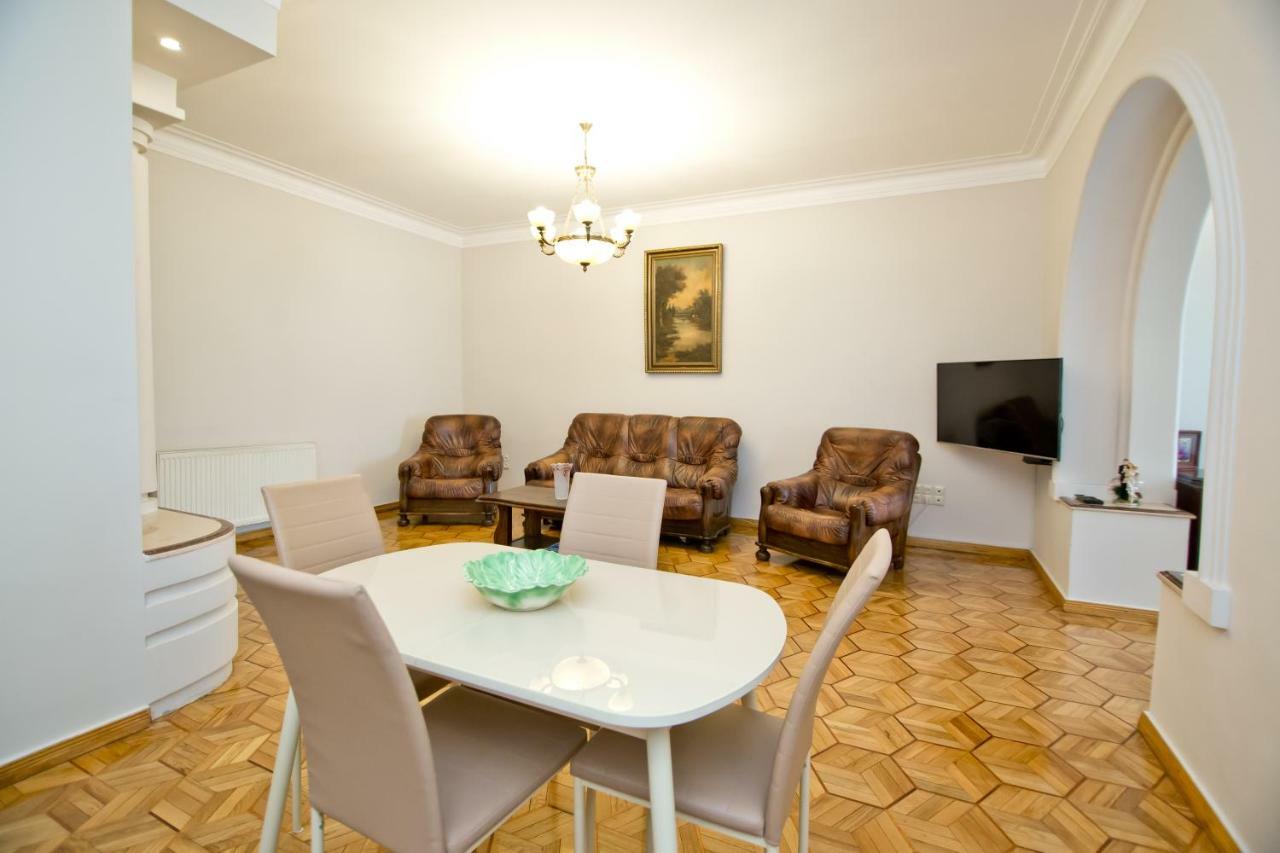 Seaside Luxury Apartment バトゥーミ エクステリア 写真